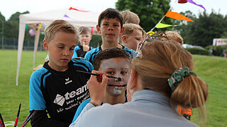 Sommerfest Grau außen – bunt innen. TV Grundhof. Wahre Liebe.