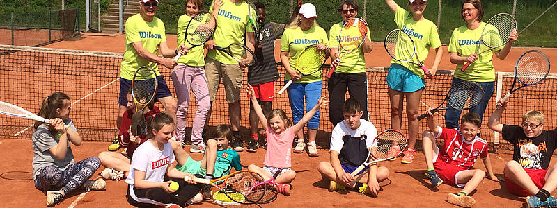 … spielt Tennis! Fußball